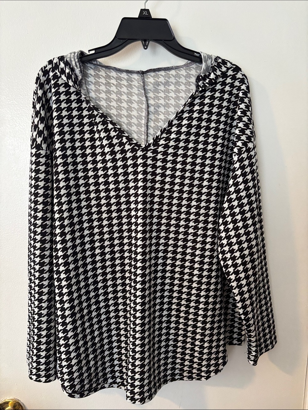 Black & White Houndstooth V-Neck Women's Top - Unbranded